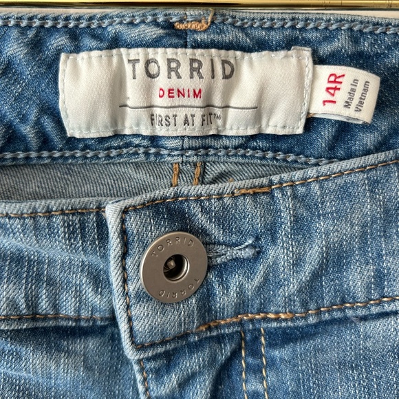 Torrid Denim First At Fit Skinny Blue Jeans Womens Size 14 R Distressed Ripped - Picture 3 of 5